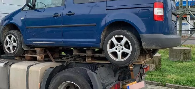 Auto na siodle ciągnika. Niemiecka policja chyba jeszcze tego nie widziała