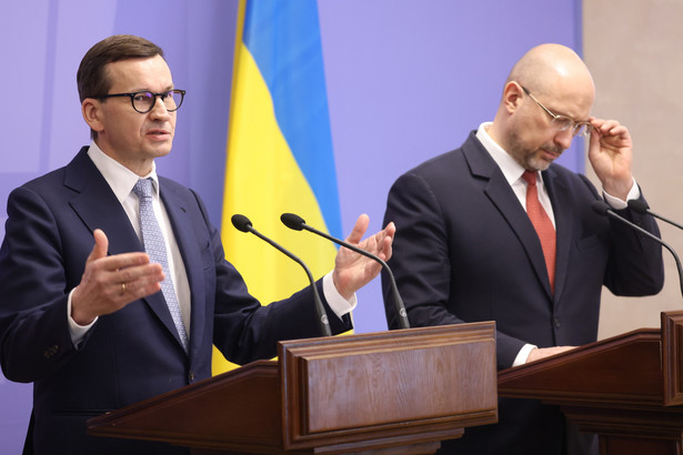 Premierzy Polski Mateusz Morawiecki (L) oraz Ukrainy Denys Szmyhal (P)