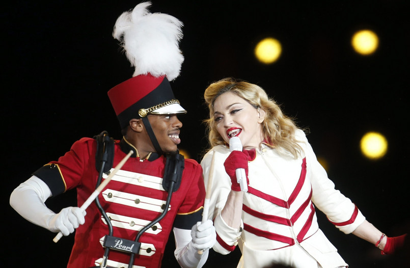 Drugi występ "królowej pop" w Polsce wzbudził kontrowersje, ponieważ przypadł w rocznicę wybuchu Powstania Warszawskiego. Przed rozpoczęciem koncertu na telebimie wyświetlono kilkuminutowy film, złożony z archiwalnych zdjęć z okresu powstania. Madonna odwiedziła Warszawę w ramach światowej trasy koncertowej "MDNA"