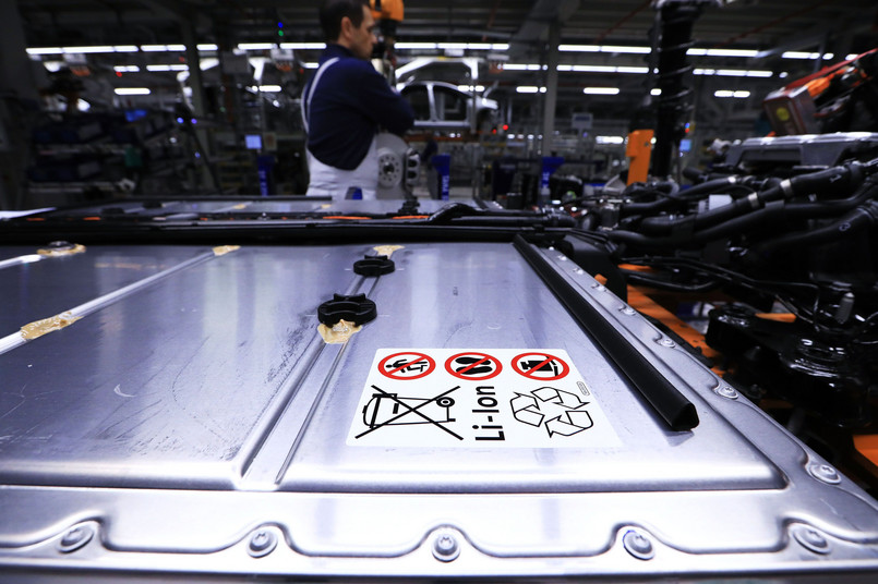 baterie litowo-jonowe. Akumulator litowo-jonowy w podwoziu Volkswagena ID.3 w fabryce Zwickau w Niemczech. 25.02.2020