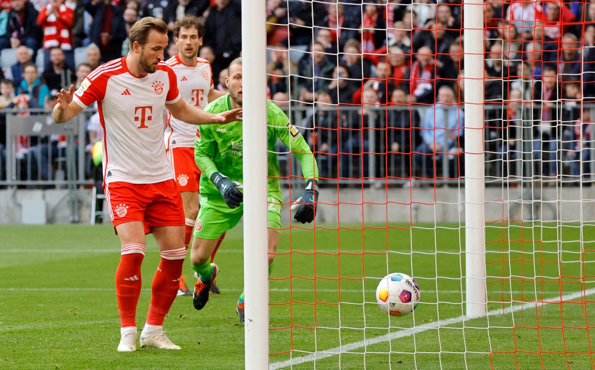 Harry Kane patrzy jak piłka wpada do bramki FSV Mainz. Autorem tego gola był Leon Goretzka