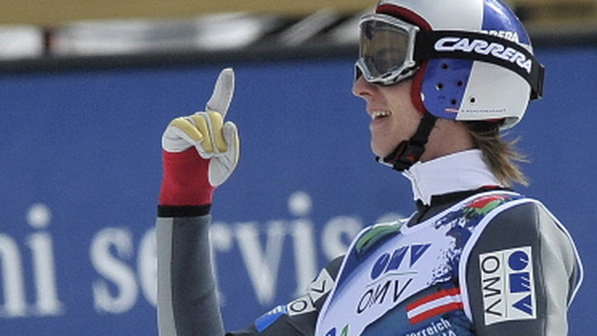 Austriak Gregor Schlierenzauer będzie najlepszym skoczkiem narciarskim sezonu 2010/2011, ale po piętach deptać mu będą Szwajcar Simon Ammann i Adam Małysz - typują bukmacherzy bwin. Wśród faworytów wymieniany jest też Kamil Stoch.