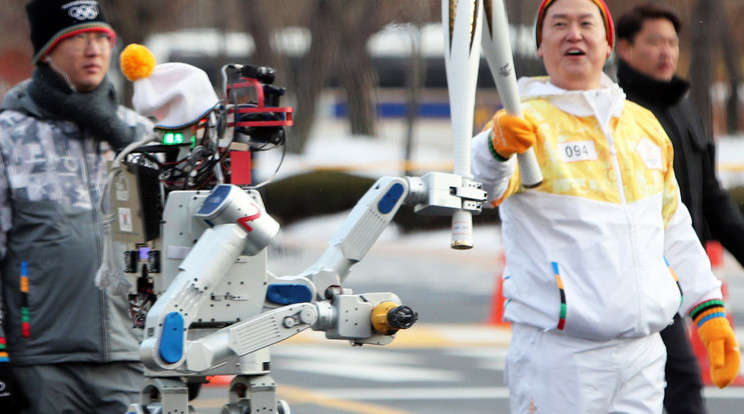 Ez a robot vitte az olimpiai lángot / Fotó :MTI