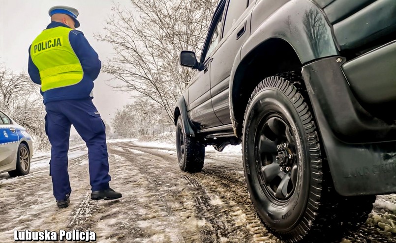 Policja kontroluje kierowcę i jego samochód