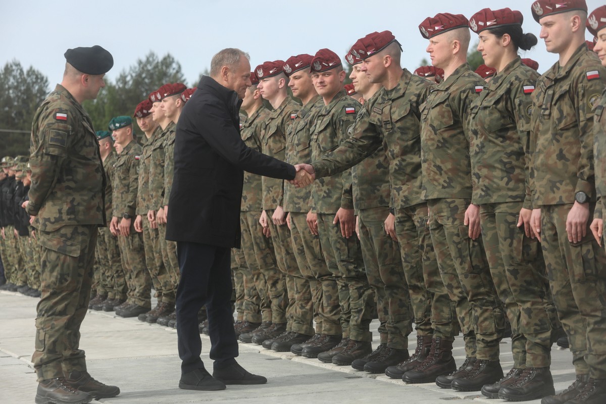 Karakule, 11.05.2024. Premier Donald Tusk (C) i dowódca Wojskowe Zgrupowanie Zadaniowe Podlasie Sławomir Lidwa (L) na odprawie z żołnierzami Wojska Polskiego oraz funkcjonariuszami Straży Granicznej i Policji w Wojskowym Zgrupowaniu Zadaniowym Podlasie w Karakulach, 11 bm. (aldg) PAP/Artur Reszko