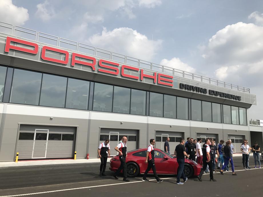 W ramach Porsche Experience w 2021 roku przeszkoliło się blisko 2 tysiące kierowców