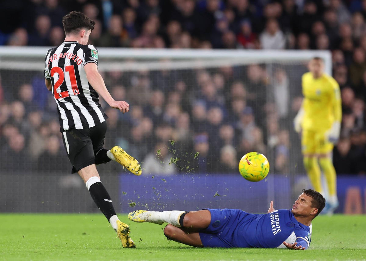 Thiago Silva (w niebieskim stroju) nie zaliczy meczu z Newcastle do udanych