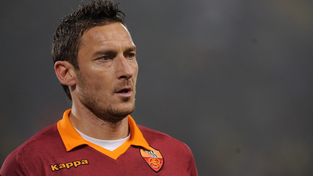 Francesco Totti, zawodnik AS Roma, wystąpił ostatnio w pierwszym odcinku nowej serii programu "KICKTV's" pod tytułem "FORZA ROMA". Prowadząca programu - Roberta Mastrimiche uczyła piłkarza języka angielskiego.