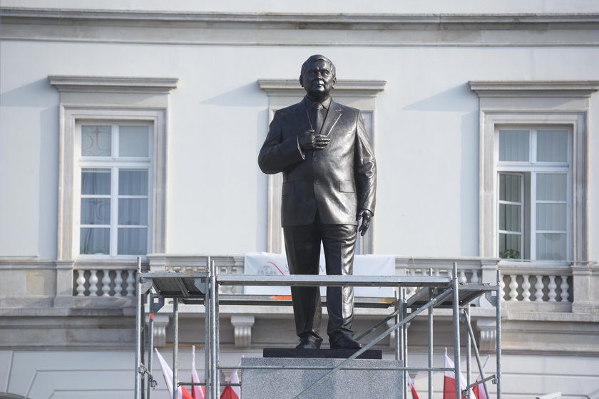 Pomnik Lecha Kaczyńskiego stanął na pl. Piłsudskiego w Warszawie