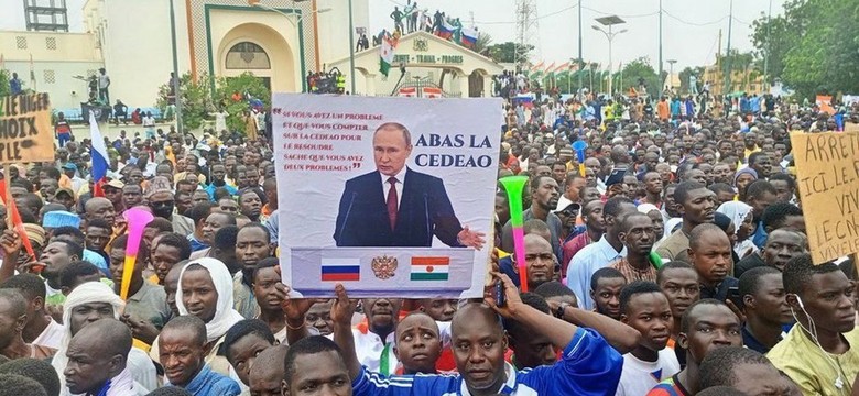 Demonstracja zwolenników junty wojskowej w stolicy Nigru. "Precz z Francją"