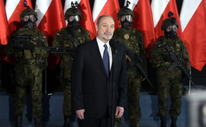 Oficerowie służb nie chcieli dać mu rękojmi! Macierewicz za niego poręczył