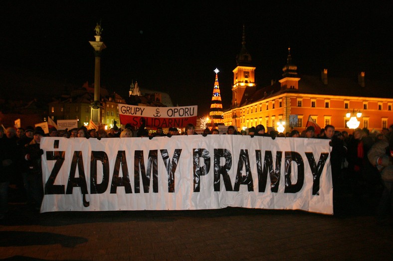 Warszawa, 10.12.2010. W kolejną miesięcznicę katastrofy smoleńskiej ze Starego Miasta pod Pałac Prezydencki przeszedł marsz obrońców krzyża z pochodniami. Na czele marszu szedł Jarosław Kaczyński. Fot. Piotr Molecki/ Newspix.pl