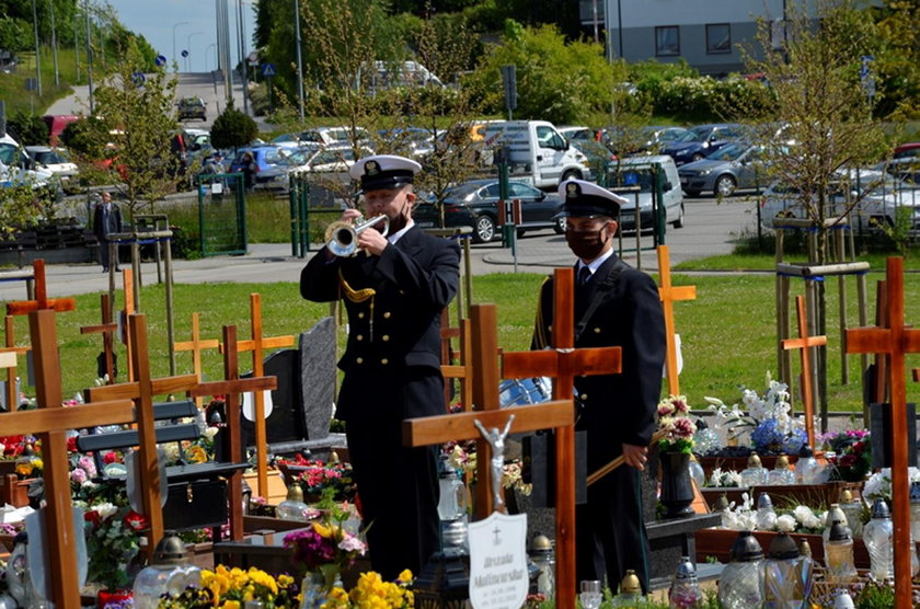 Ostatnie pożegnanie Konrada Brendy. Policjanci oddali hołd zmarłemu koledze