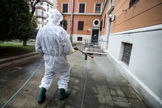 Dramatyczna sytuacja z koronawirusem we Włoszech. 'Tendencja, by intubować raczej tych, którzy mają większą oczekiwaną długość życia'