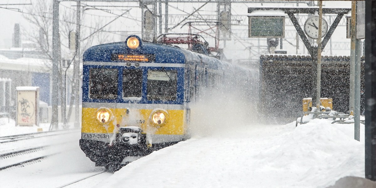 Pociąg w zimie (zdjęcie ilustracyjne).