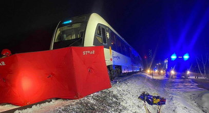 Dramat na przejeździe kolejowym. Nie żyje młoda kobieta