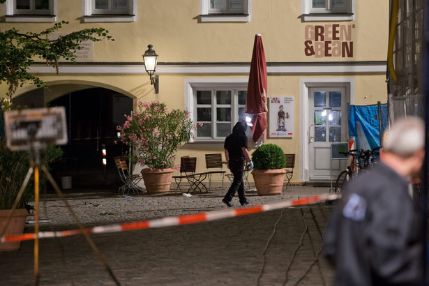 Policja w Ansbach nie wyklucza, że wybuch został spowodowany przez zamachowca-samobójcę, który byłby jedyną ofiarą śmiertelną ataku.