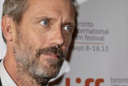 hugh laurie się patrzy