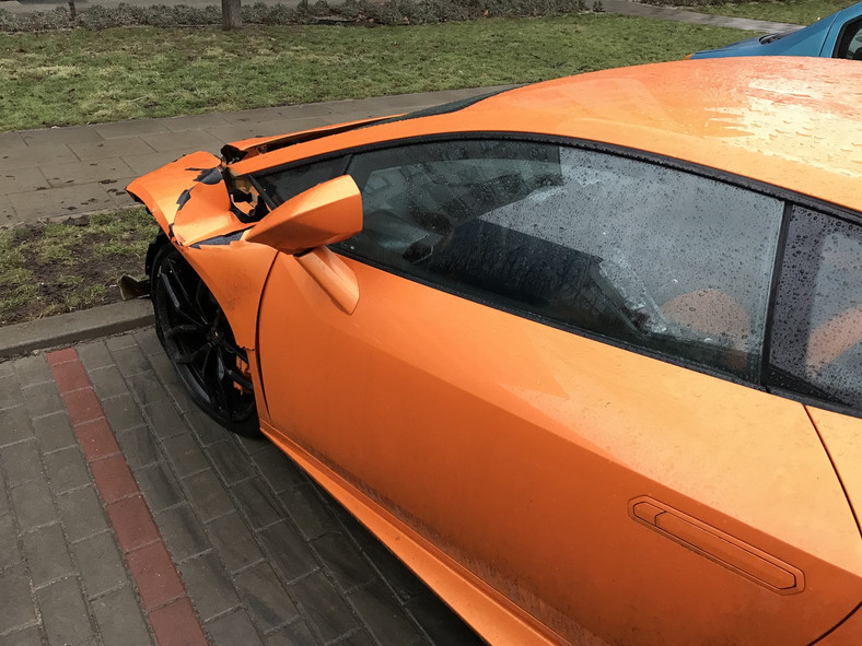 Kierowca Lamborghini uciekł z miejsca zdarzenia