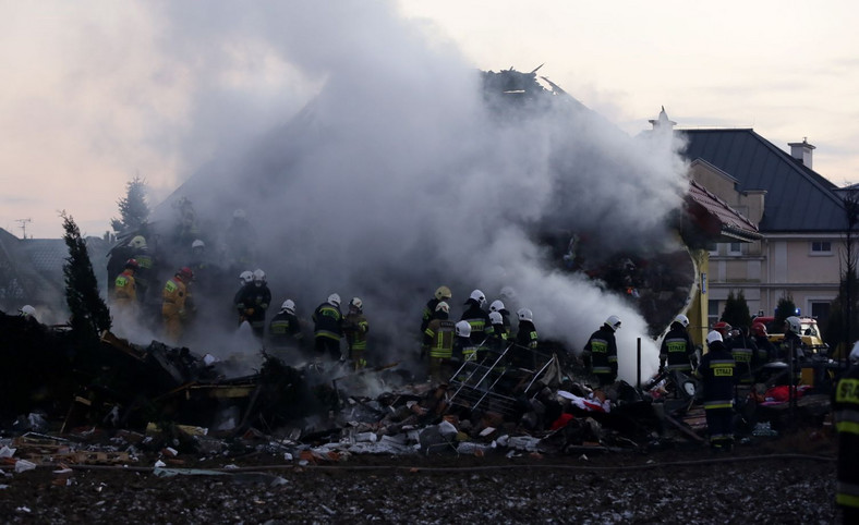 Strażacy na miejscu wybuchu i pożaru budynku w Łomiankach