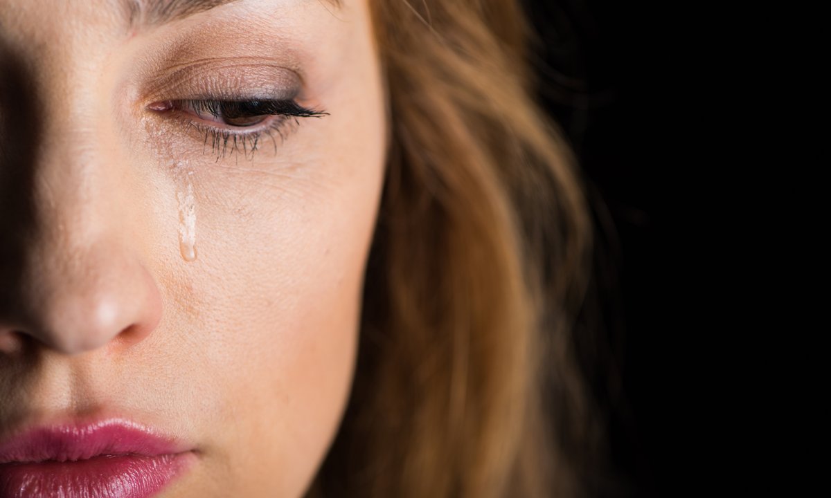 Nasze łzy mogą zdradzać wczesne objawy Alzheimera. Przełomowe wyniki badań