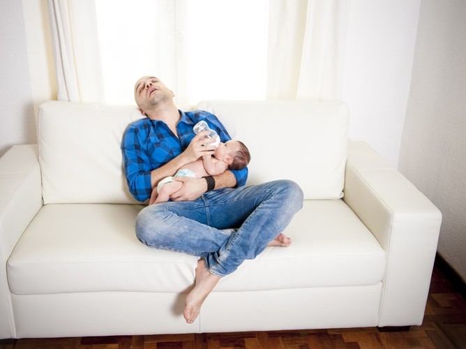 Ojciec karmiący niemowlę