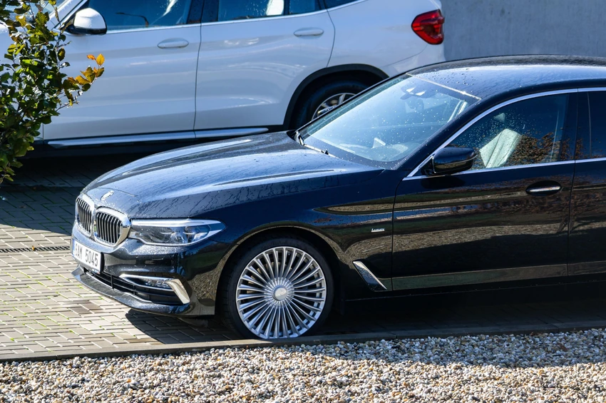 BMW na parkingu - ilustrcija