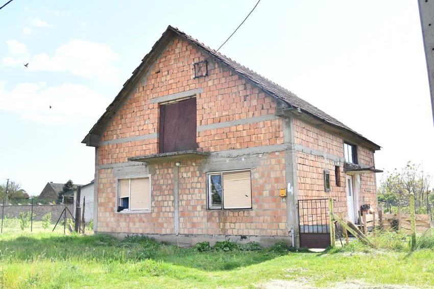 Kuća u kojoj živi V.J. sa svojom majkom, maloletnom ćerkom i sestrom