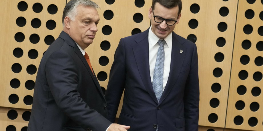 Viktor Orban i Mateusz Morawiecki podczas szytu UE w Słowenii w 2021 r.