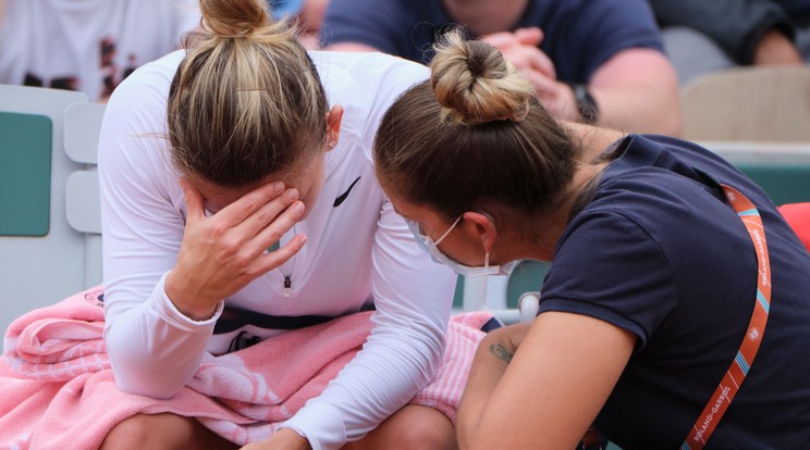 Simona Halep már a pályán orvosi segítségre szorult / Fotó: Northfoto