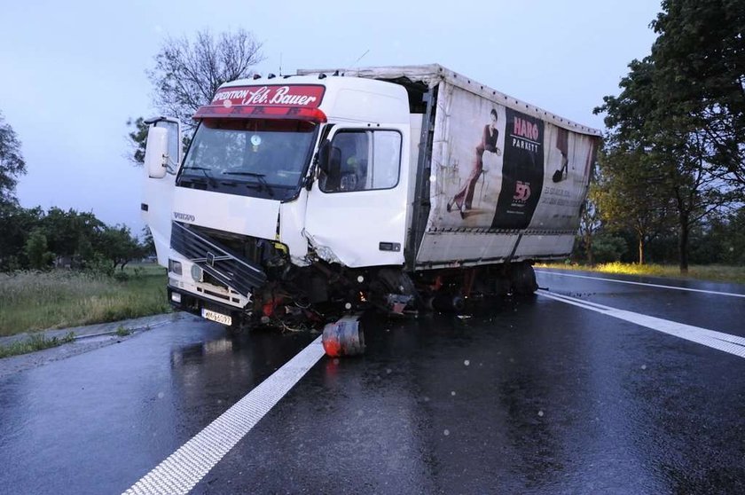 wypadek, ciężarówka, silnik, audi, zderzenie