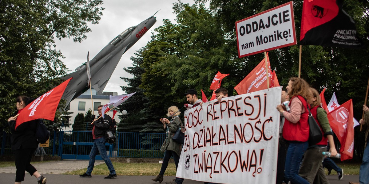 Trybunał Konstytucyjny uznał, że Jeżeli jednak u danego pracodawcy działa zakładowa organizacja związkowa, pracodawca uzgadnia z nią regulamin wynagradzania. Na zdjęciu: protest związkowców LOT-u przeciwko zwolnieniu przewodniczącej Związku Zawodowego Personelu Pokładowego Moniki Żelazik