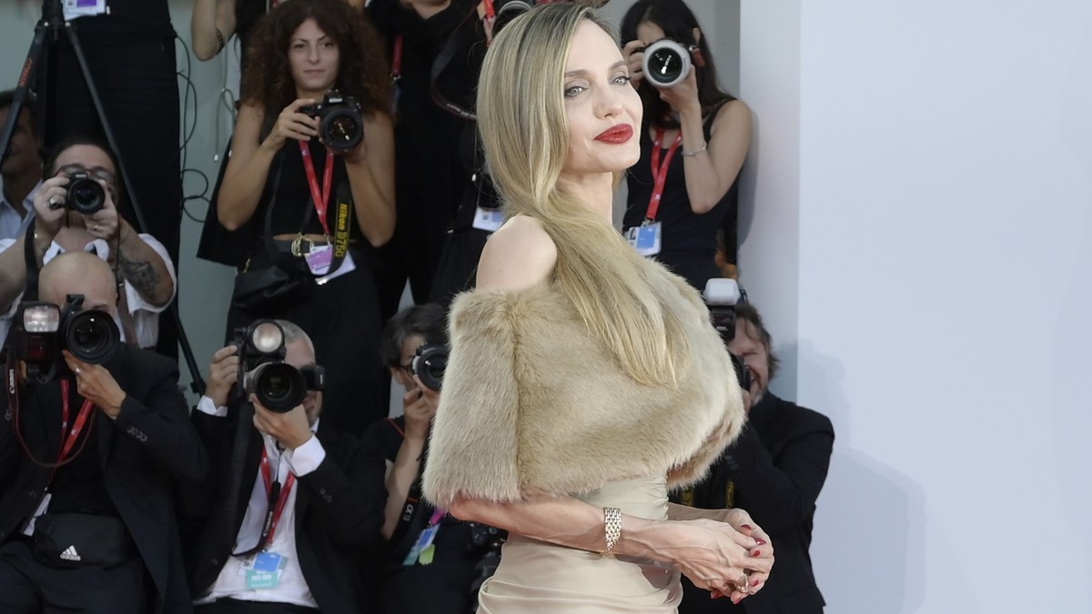 Angelina Jolie vakítóan szőke hajzuhataggal érkezett a Velencei Filmfesztiválra, majd könnyekig meghatódott a fogadtatásán – videó