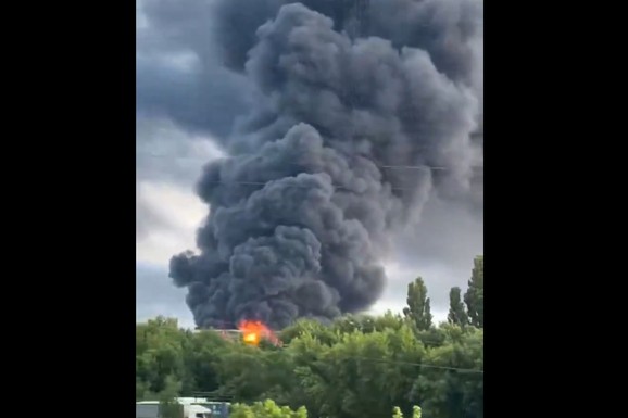 (VIDEO) GORI JEDNA OD NAJVEĆIH RAFINERIJA NA JUGU RUSIJE Žestok udar Ukrajinaca od ranog jutra: Delovi drona padali ljudima pravo u dvorište