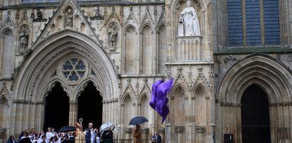 Karol III odsłonił statuę z podobizną matki. To pierwszy taki pomnik Elżbiety II. Czy przypomina na nim siebie?