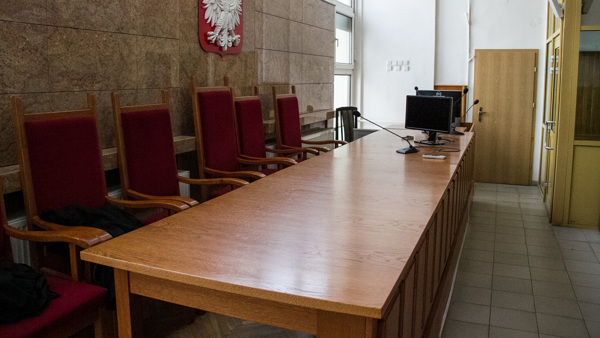 Oskarżeni w największej od kilkunastu lat na Warmii i Mazurach sprawie gospodarczej dotyczącej wyłudzeń VAT zostali osądzeni. Sąd Okręgowy w Olsztynie skazał w środę i w czwartek 30 osób pełniących rolę tzw. słupów na kary więzienia w zawieszeniu.