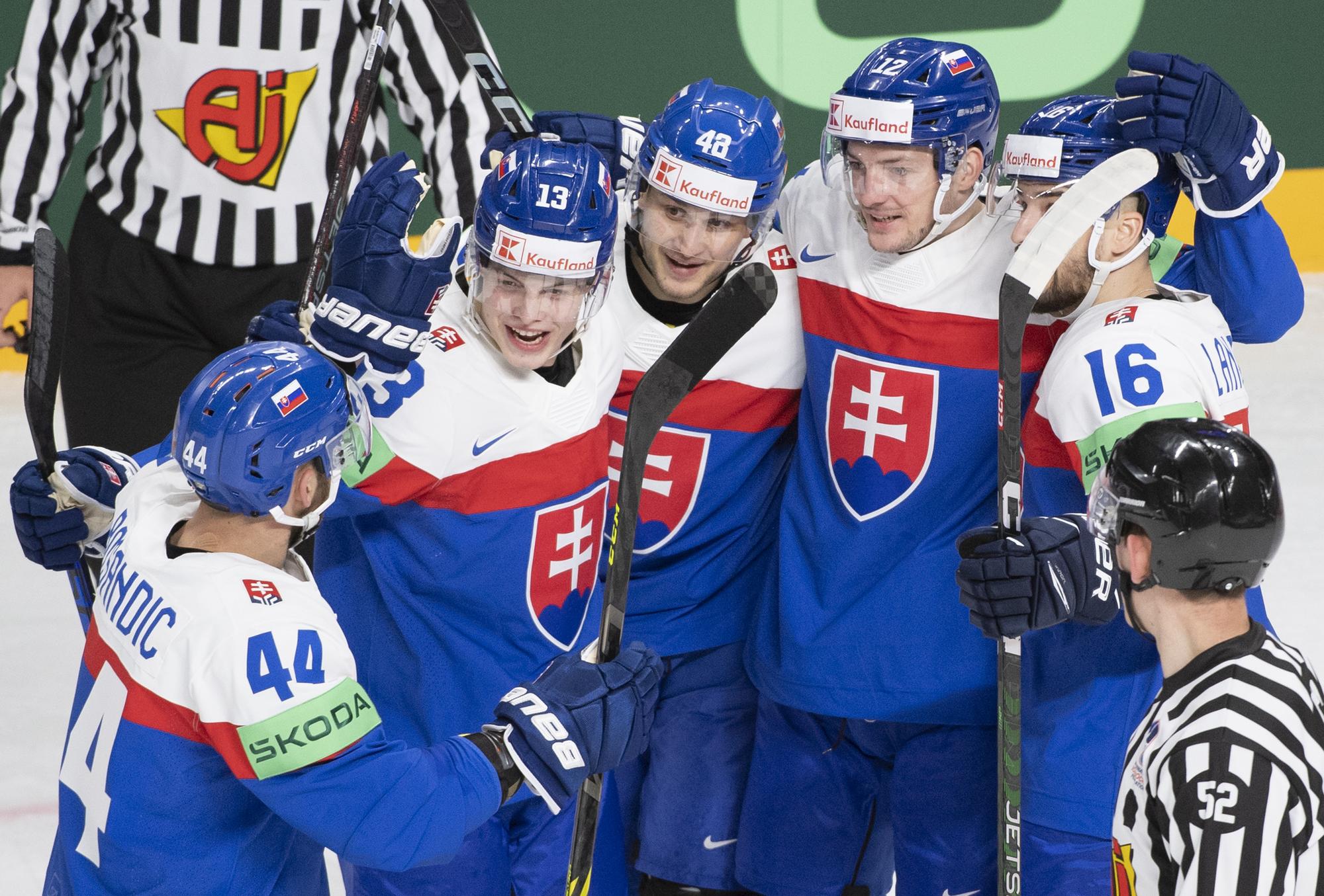 Slovenskí hokejisti sa radujú po góle na 2:1 zľava Mislav Rosandič, František Gajdoš, Viliam Čacho, Oliver Okuliar a Róbert Lantoši.