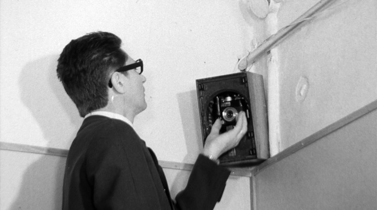 Rejtett fényképezőgépet telepítenek egy irodai rádió hangszórójába 1962-ben, avagy így mutatta be az álcázás technikai részleteit a Belügyminisztérium oktatófilmje / Fotó: Fortepan/BM Filmstúdió