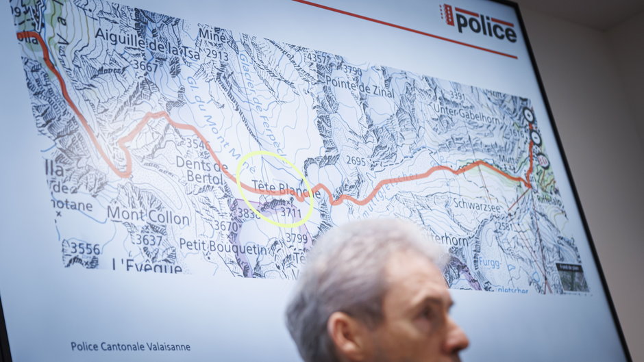 Komendant policji w Valais, Christian Varone, na konferencji prasowej po odkryciu pięciu narciarzy, którzy zginęli w pobliżu Tete Blanche w Alpach