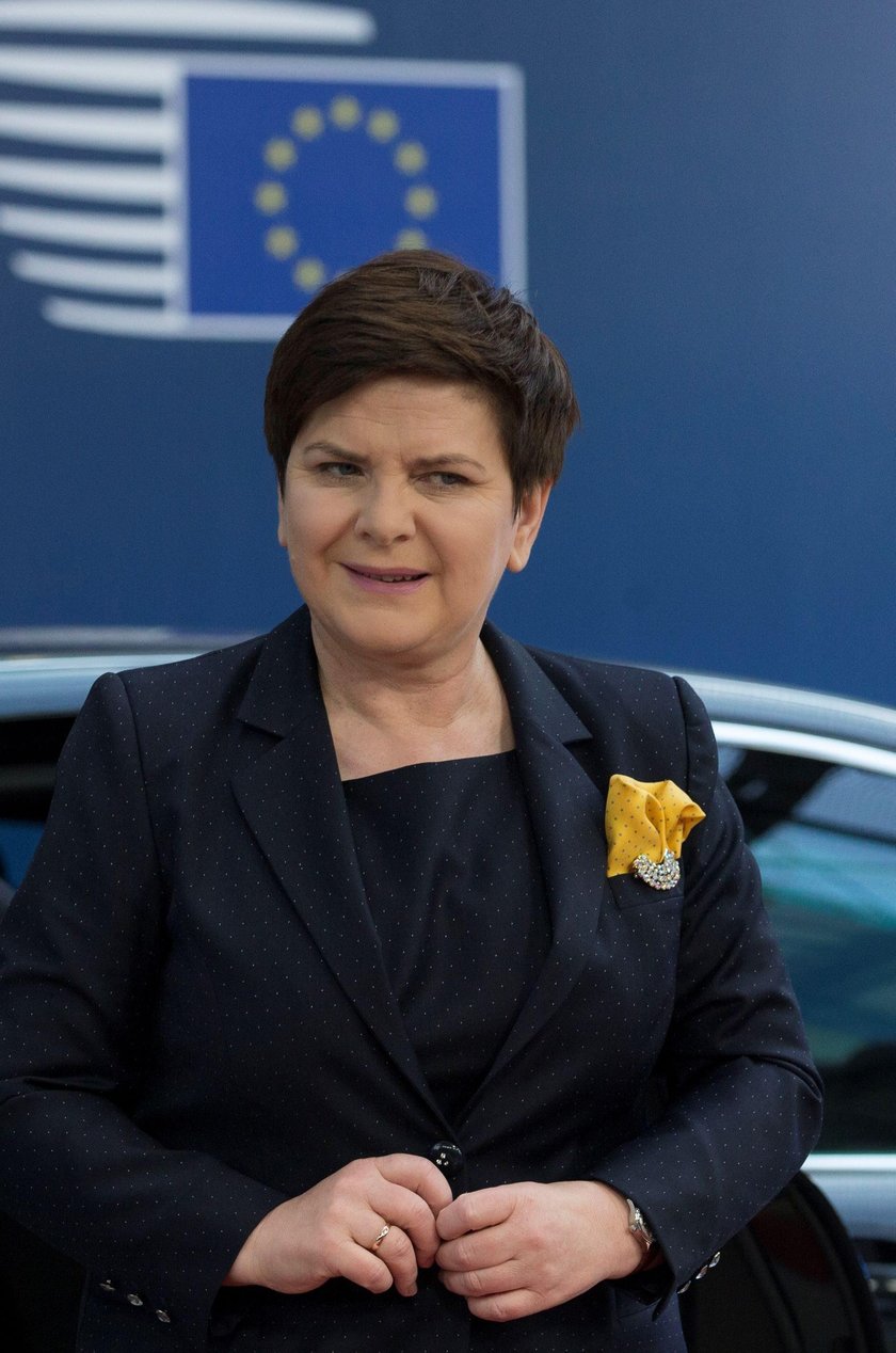 Szydło zaliczyła wpadkę podczas składania gratulacji dla Macrona? Ekspert komentuje