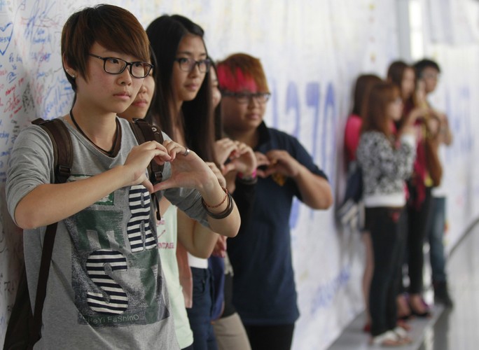 14 marca. Mieszkańcy Kuala Lumpur życzą odnalezienia pasażerów. Do poszukiwań zatrudniono m. in. lokalnych kapłanów. Już w poniedziałek na lotnisku w Kuala Lumpur, skąd w drogę do Pekinu udał się zaginiony Boeing, 