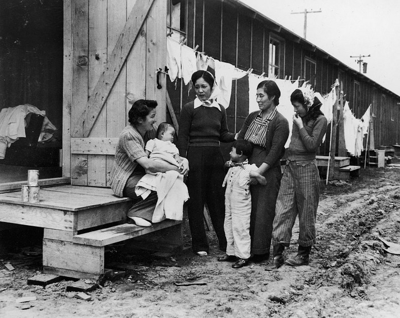 Kobiety przed barakami w obozie przesiedleńczym Heart Mountain w Wyoming