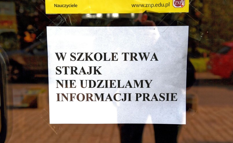 Pracownicy MEN przychodzą do pracy z dziećmi, w szkołach puste korytarze [ZDJĘCIA]