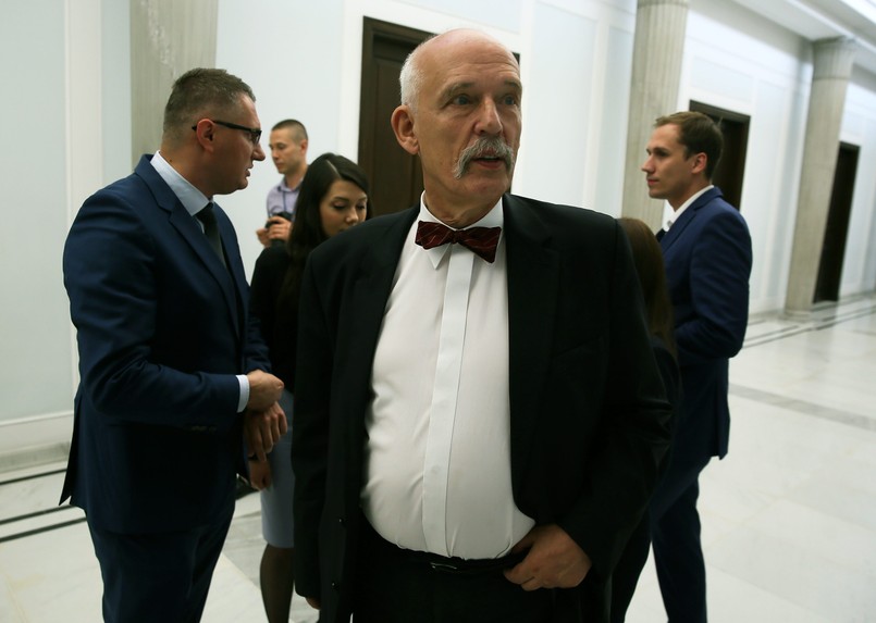 Europoseł, prezes partii KORWiN - Janusz Korwin-Mikke (C), szefowa ogólnopolskiej kampanii referendalnej partii – Agata Banasik (2P) i poseł partii Przemysław Wipler (P) w Sejmie