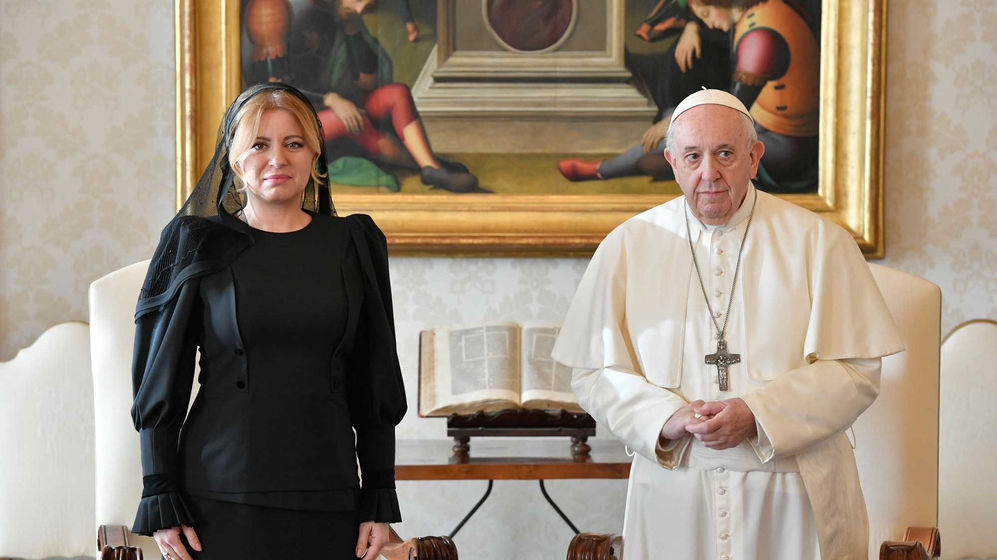 Prezidentka SR Zuzana Čaputová a pápež František počas súkromnej audiencie vo Vatikáne v pondelok 14. decembra 2020.
