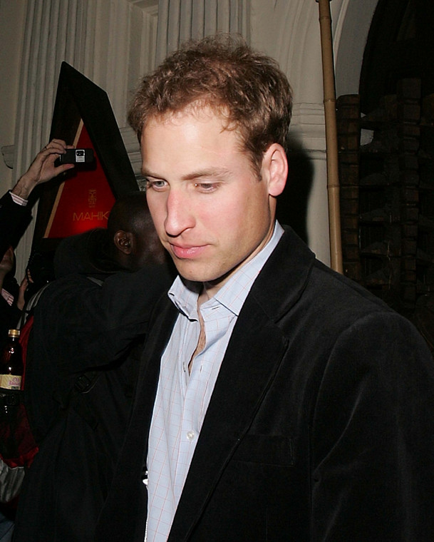 Książę William wychodzi klubu Mahiki, Londyn