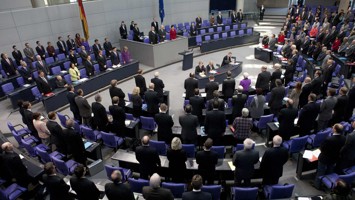 Pamięć o ofiarach nazizmu ma być przestrogą, ale i zachętą do sprzeciwu wobec nienawiści, przemocy i dyskryminacji - podkreślił przewodniczący niemieckiego Bundestagu Norbert Lammert. Bundestag uczcił dzisiaj Międzynarodowy Dzień Pamięci o Ofiarach Holokaustu.
