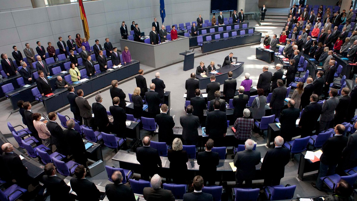 Niemiecki Bundestag przyjął rezolucję, w której oddał hołd ofiarom morderców z neonazistowskiej grupy Narodowosocjalistyczne Podziemie, odpowiedzialnej za zabicie dziewięciu imigrantów i policjantki w latach 2000-2007.