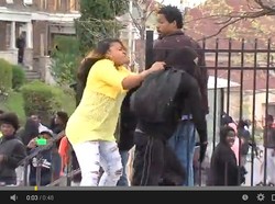 Chciał się bić z policją. Matka dosłownie wybiła mu to z głowy [WIDEO]