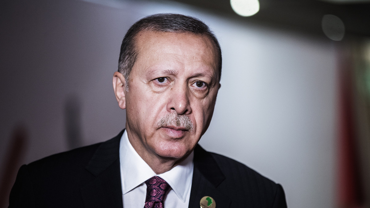 Prezydent Turcji <a href="https://wiadomosci.onet.pl/tylko-w-onecie/od-zamachu-stanu-do-superprezydentury-pucz-stal-sie-dla-recepa-tayyipa-erdogana-darem/vdhsb34" id="e6bccff1-e789-4b3d-8f53-7d97bcd92eeb">Recep Tayyip Erdogan</a> powiedział, że Turcja nie zmieni stanowiska po tym, jak prezydent USA Donald Trump zagroził nałożeniem sankcji na Ankarę, jeśli nie zostanie uwolniony amerykański pastor Andrew Brunson - podał Reuters.